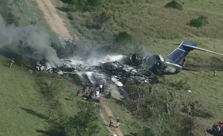 Fatal accidente: avión se estrella y cae del cielo, hay siete personas muertas y varios desaparecidos