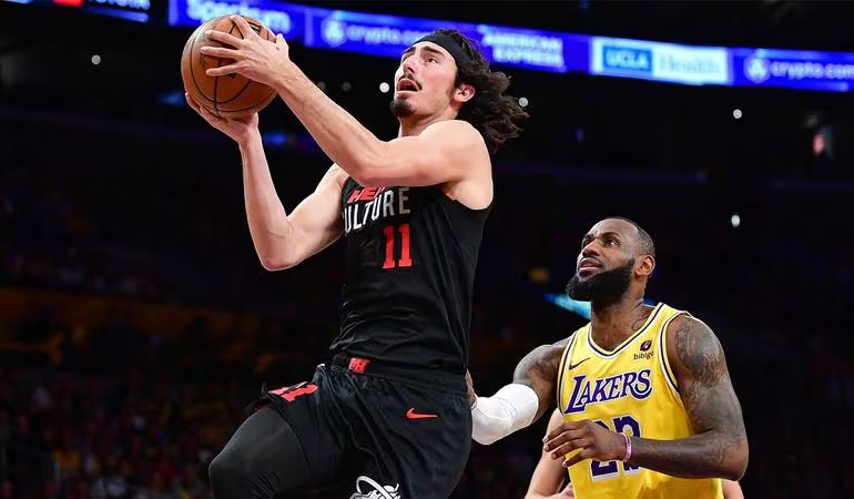 ¡El mexicano se DEVORÓ a Lebron James! Jaime Jáquez vuelve a brillar en la NBA; ahora ante Lakers