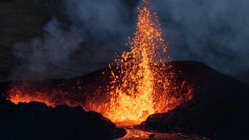 Se registra erupción volcánica en Islandia; la tercera en 2 meses