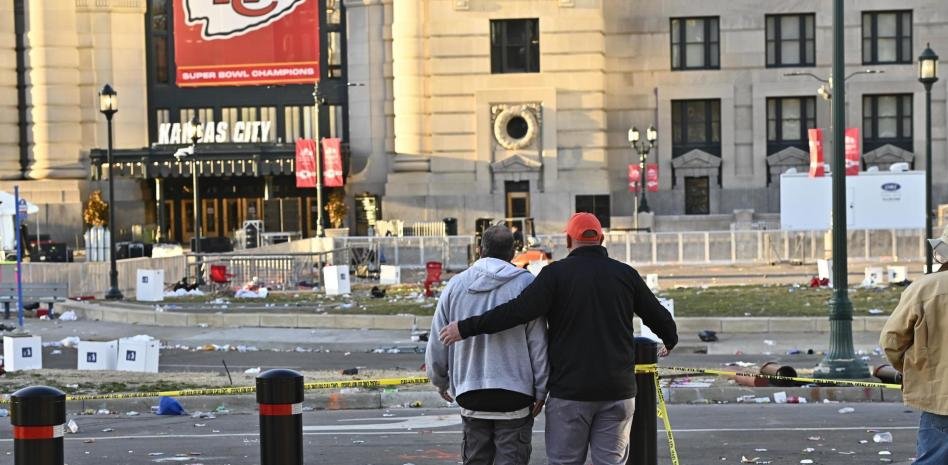 Tiroteo en Kansas City opaca la celebración de los bicampeones de la NFL; hay dos muertos