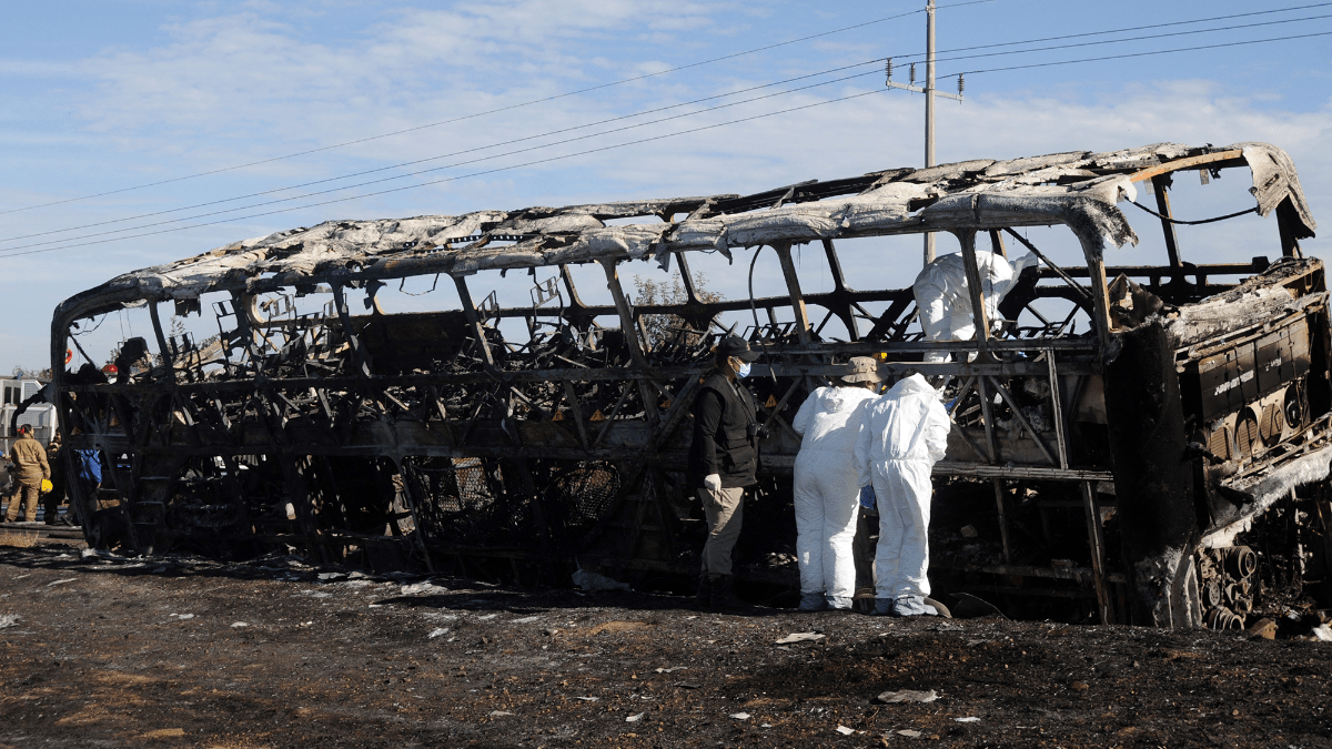 Tráiler embiste autobús de pasajeros en Sinaloa; hay 10 heridos