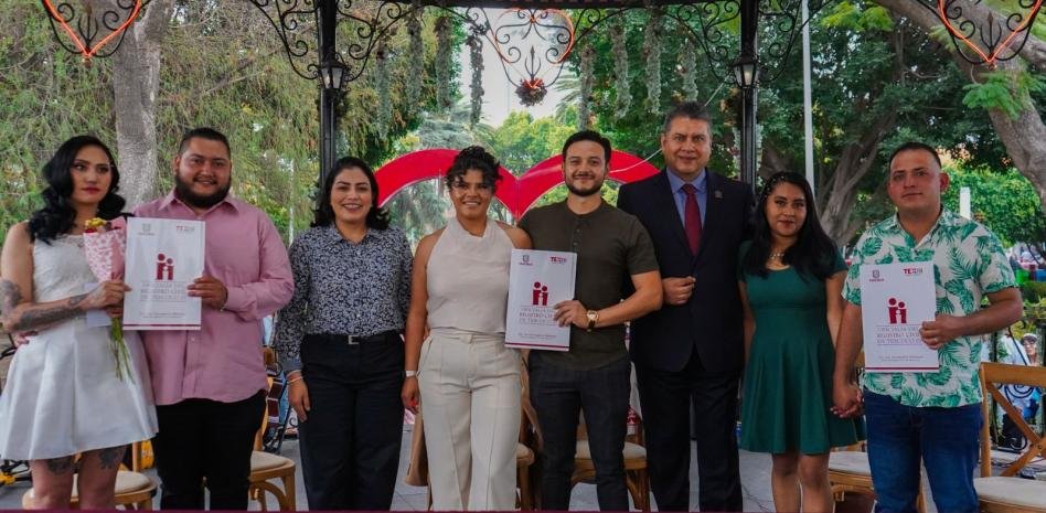 ¡De telenovela! Tres parejas ganan una dinámica y se casan el 14 de febrero en el corazón de Texcoco